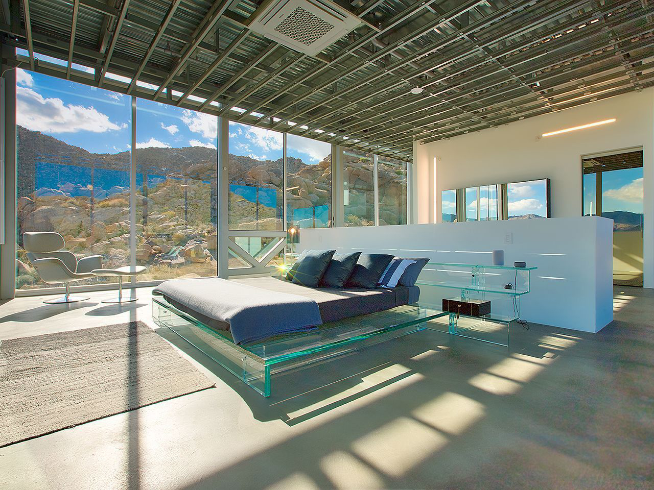 Joshua Tree Invisible House main bedroom white glass walls