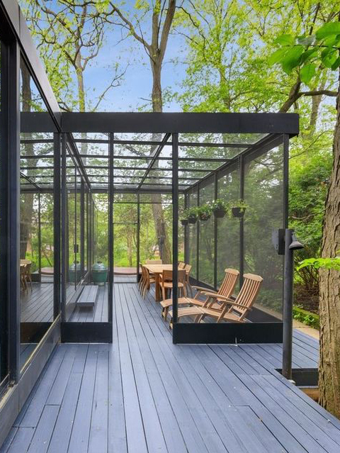 Steel and glasshouse Illinois trees and deck