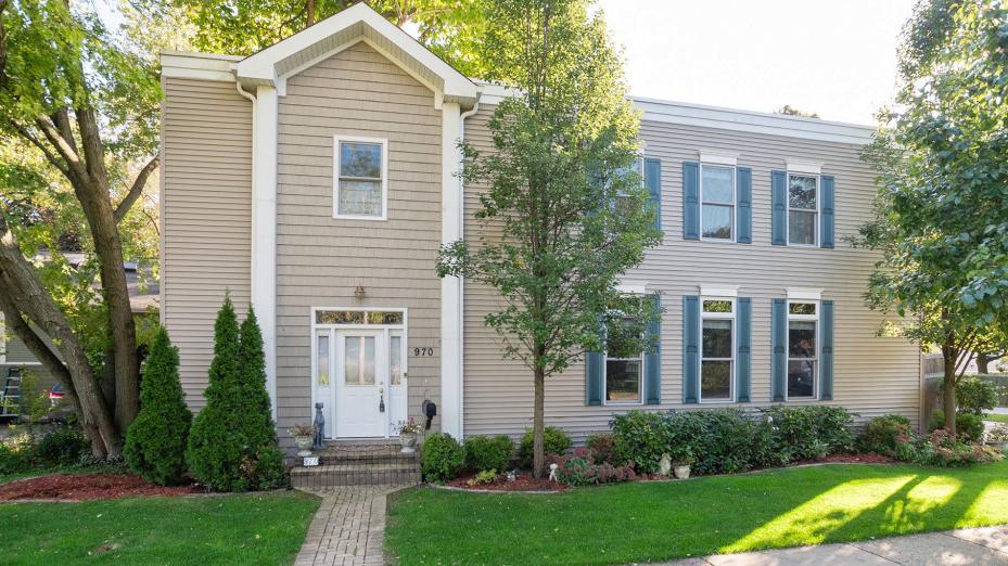 A bizarre ‘skinny house’ near Chicago has baffled house hunters. Picture: NYPost/