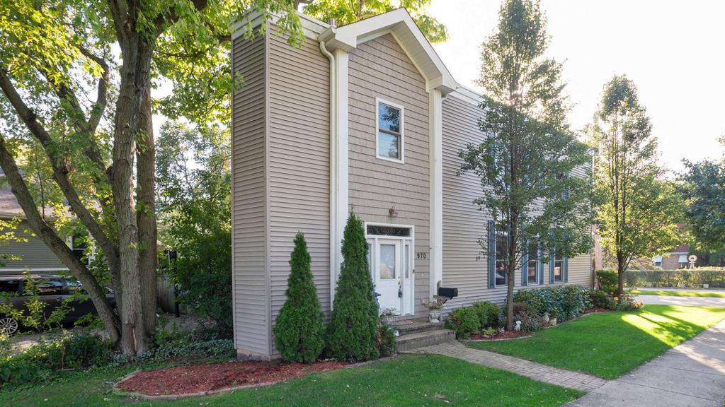 A bizarre ‘skinny house’ near Chicago has baffled house hunters. Picture: NYPost/