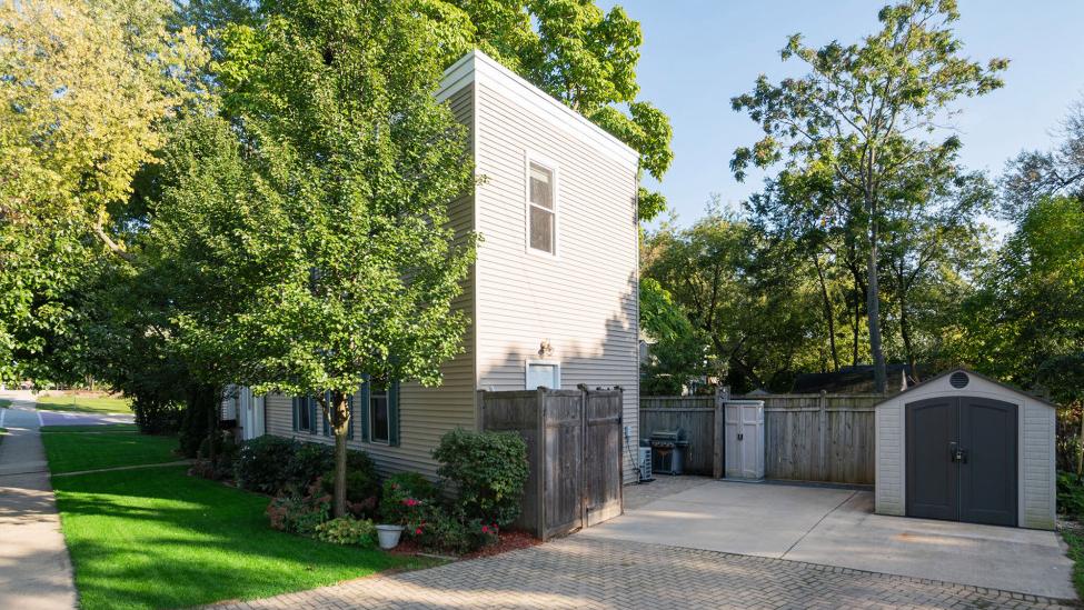 A bizarre ‘skinny house’ near Chicago has baffled house hunters. Picture: NYPost/