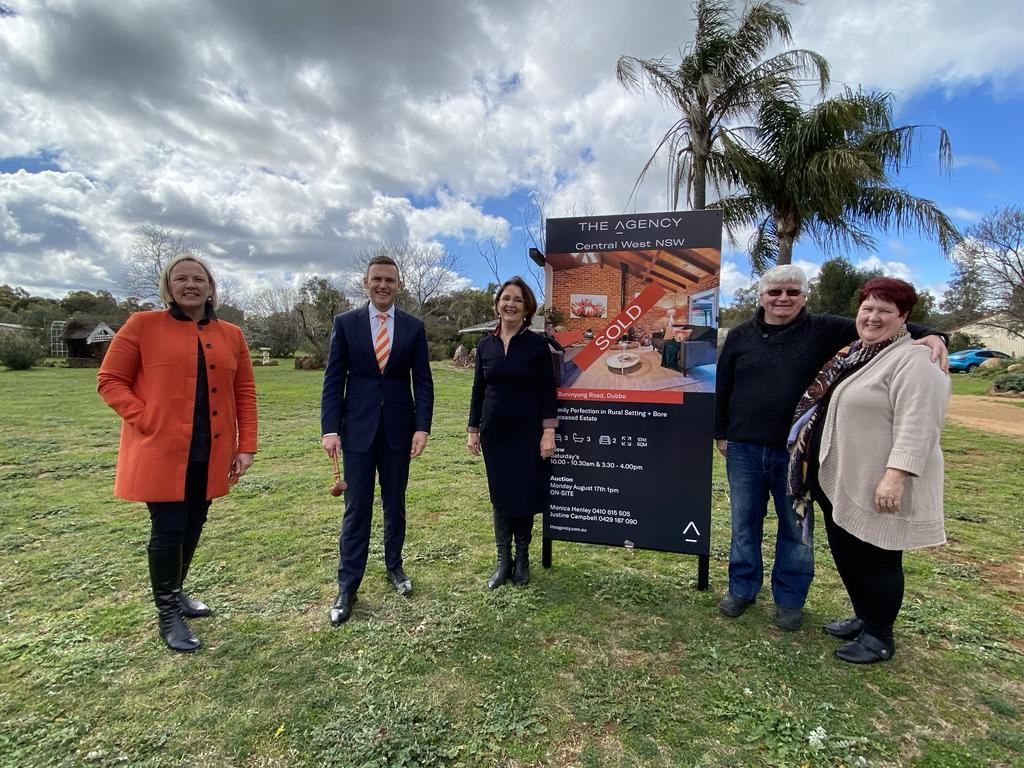 Justine Campbell, Monica Henley and Damien Cooley Dubbo Auction 17.8.20[3] and buyers Kathy and John Slavin,